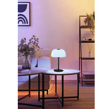 Scene met verlichte tafellamp op een bijzettafel