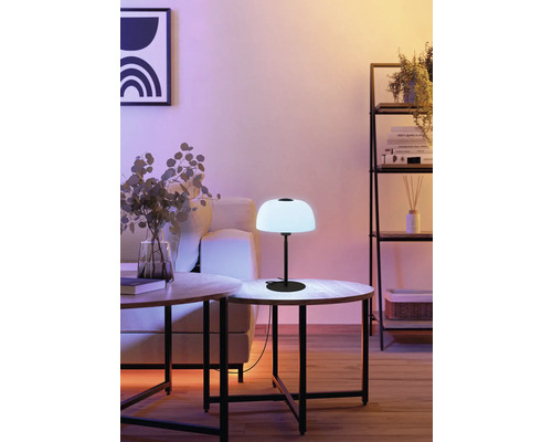 Scene met verlichte tafellamp op een bijzettafel