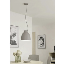 Grijze metalen hanglamp boven een eettafel