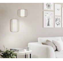 Woonkamer met twee hanglampen, bank en decoratie