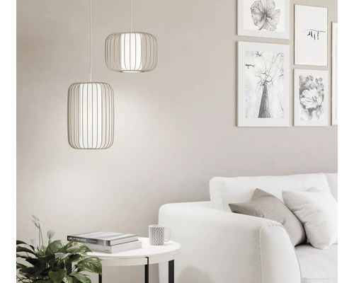 Woonkamer met twee hanglampen, bank en decoratie