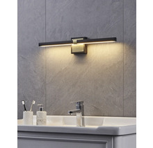 Badkamer met wastafel, kraan en LED-spiegelverlichting