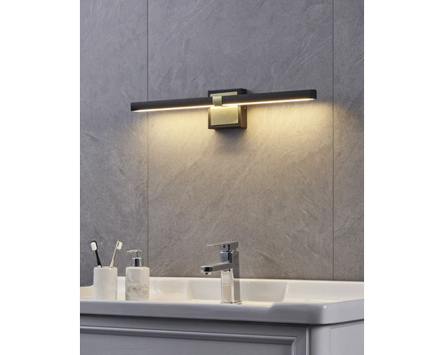 Badkamer met wastafel, kraan en LED-spiegelverlichting