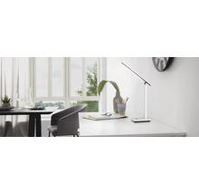 Tafellamp op een bureau in een lichte kamer.