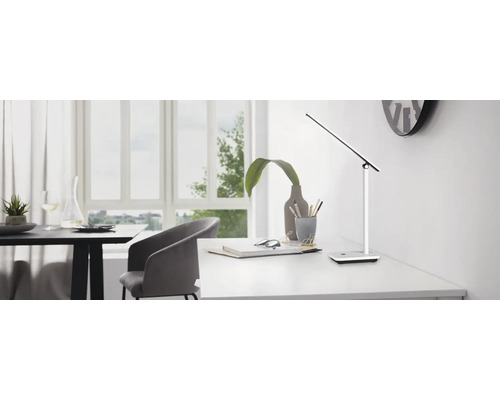 Tafellamp op een bureau in een lichte kamer.