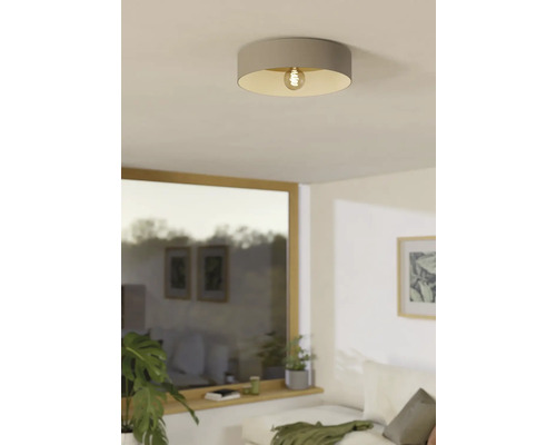 Beige plafondlamp met zichtbare gloeilamp in de woonkamer.