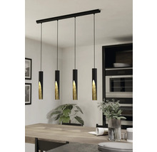 Hanglamp met vier lampen boven een eettafel