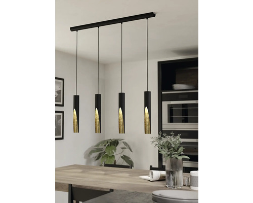 Hanglamp met vier lampen boven een eettafel