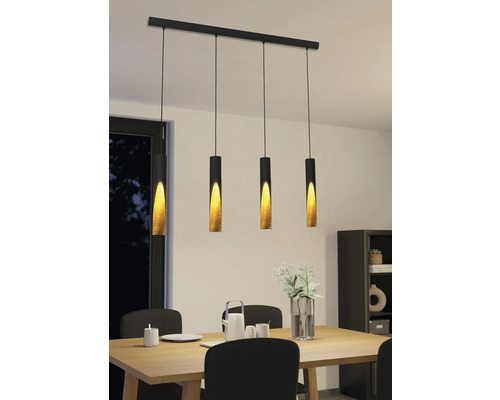 Hanglamp met vier lampen boven een eettafel