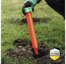 Mollenverjager wordt in de grond gestoken