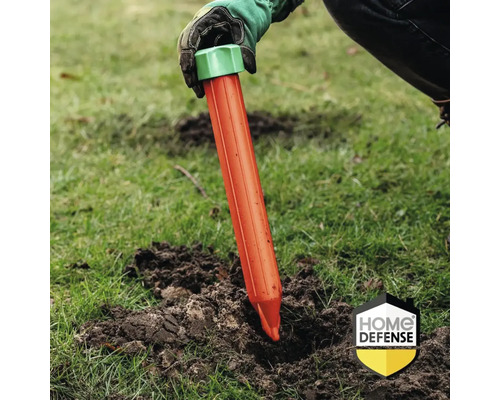 Mollenverjager wordt in de grond gestoken