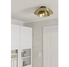 Goudkleurige plafondlamp in een lichte ruimte.