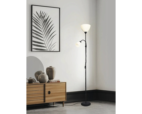 Vloerlamp met leeslamp in woonkamer