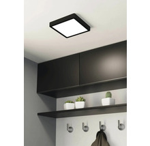 Vierkante plafondlamp in een hal