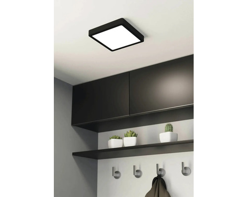 Vierkante plafondlamp in een hal