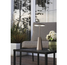 Tafellamp op een tafel buitenshuis