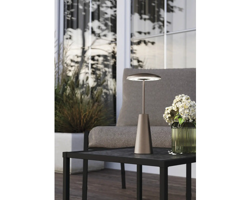 Tafellamp op een tafel buitenshuis