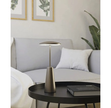 Decoratieve tafellamp op een tafel in de woonkamer