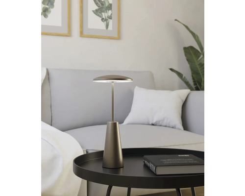 Decoratieve tafellamp op een tafel in de woonkamer