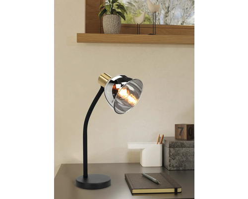 Bureau met tafellamp met zwarte arm en kap