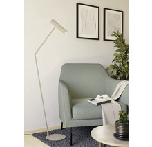 Leeshoek met staande lamp, fauteuil en decoratie