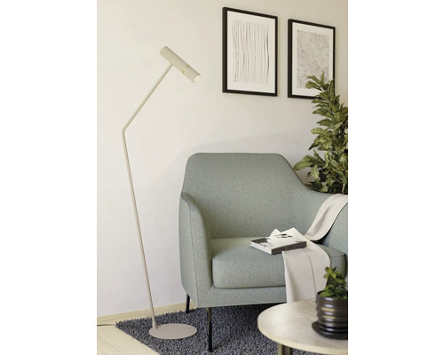 Leeshoek met staande lamp, fauteuil en decoratie