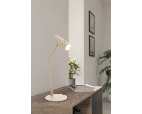 Tafellamp op een tafel