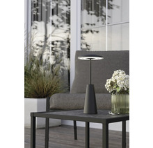 Decoratieve tafellamp op een tuintafel