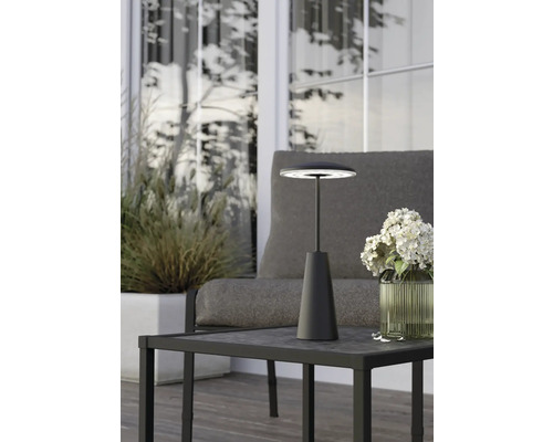 Decoratieve tafellamp op een tuintafel