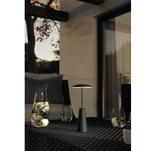 Tafellamp op een tafel buiten met drankjes en glazen.