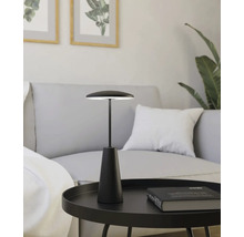 Decoratieve tafellamp op een bijzettafel in een woonkamer.