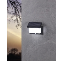 Solar wandlamp met bewegingssensor aan een muur gemonteerd.