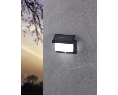 Solar wandlamp met bewegingssensor aan een muur gemonteerd.