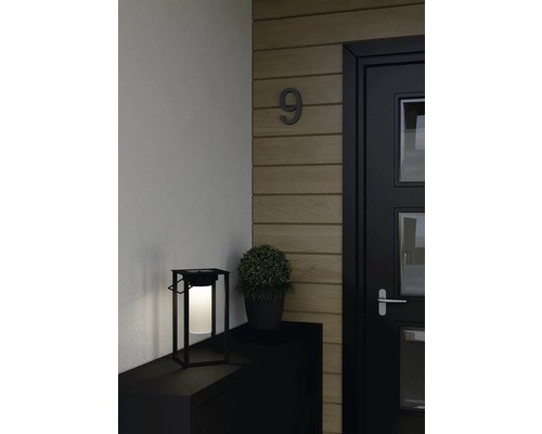 Scene met huisnummer 9, solarlantaarn, sierplant en voordeur