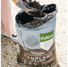 Persoon schept potgrond uit een zak van Pokon.