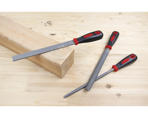 Houtraspen met kunststof handgreep en stuk hout