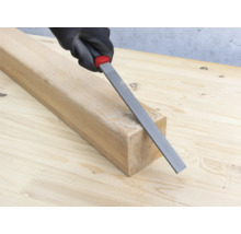 Houtrasp in gebruik op een stuk hout