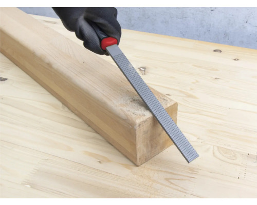 Houtrasp in gebruik op een stuk hout