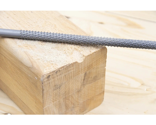 Houtrasp voor het bewerken van een stuk hout