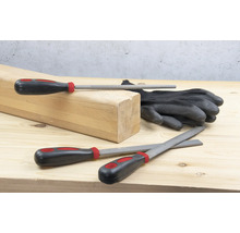 Houten blok, handschoenen en diverse vijlen op een houten oppervlak.