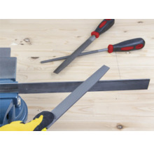 Vlakke vijl voor metaalbewerking in bankschroef