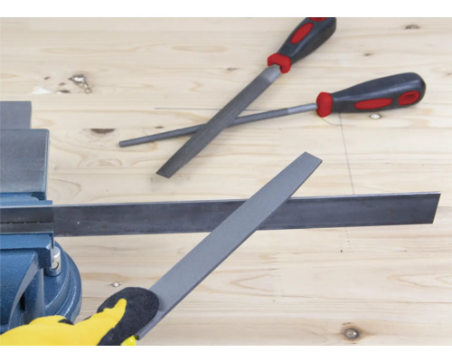 Vlakke vijl voor metaalbewerking in bankschroef