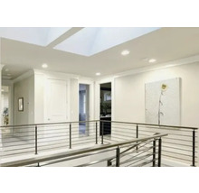 Lichte, moderne overloop met dakramen, inbouwspots en een metalen balustrade met horizontale kabels.