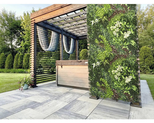 Scene met bubbelbad onder een pergola en een verticale tuinmuur