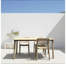 Tuin tafel met stoelen op een terras