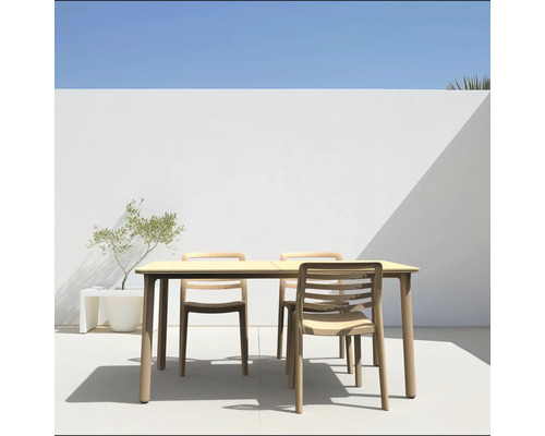 Tuin tafel met stoelen op een terras