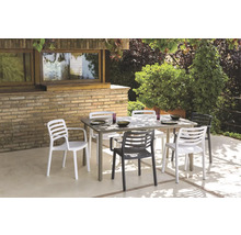 Tuinscene met eettafel en tuinstoelen