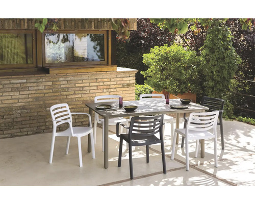 Tuinscene met eettafel en tuinstoelen