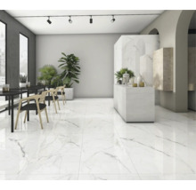 Lichte ruimte met marmeren vloer, tafels, stoelen en planten