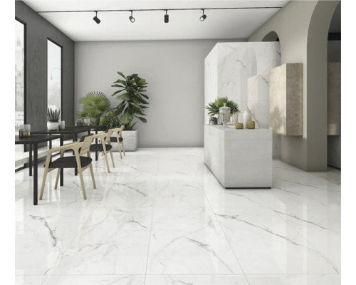 Lichte ruimte met marmeren vloer, tafels, stoelen en planten